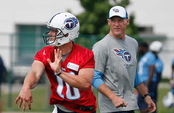 New Titans head coach Ken Whisenhunt (r.) will depend on Jake Locker for early success. (Mark Humphrey/AP)